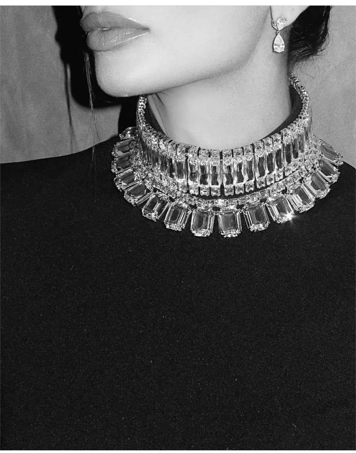 Robes noires éléganes à manches cloutées